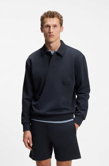 Chandail manches longues molletonné bleu marine avec écusson ton sur ton pour homme par HUGO BOSS, vue de face sur mannequin