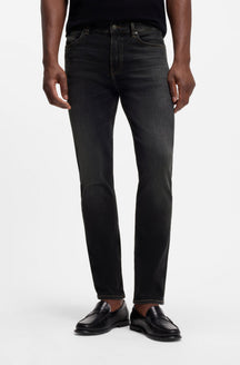 Jean droit noir délavé à cinq poches et jambes droites pour homme par HUGO BOSS, vue de face sur mannequin