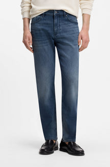 Jean droit bleu délavé à jambes droites, poches et braguette boutonnée pour homme par HUGO BOSS, vue de face