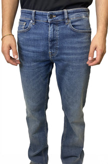Jean droit bleu délavé avec braguette à bouton, cinq poches et surpiqûres contrastées pour homme par HUGO BOSS, vue avant