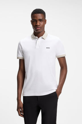 Polo blanc porté, avec col beige, bordures de manches et petit logo BOSS pour homme par HUGO BOSS, vue de face