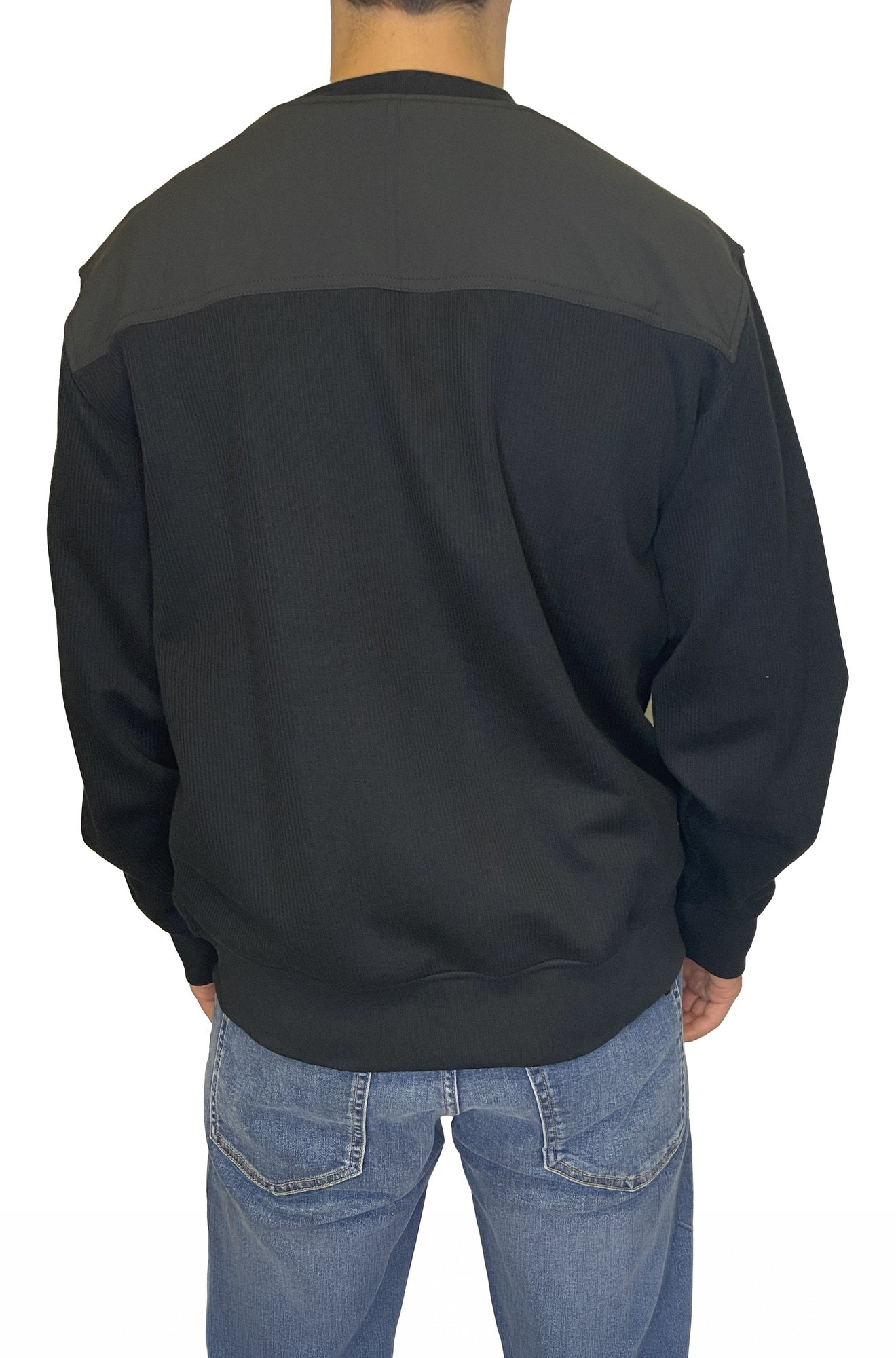 Vue arrière du chandail manches longues noir à col rond avec empiècement d'épaules foncé pour homme par HUGO BOSS