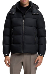 Vue avant sur modèle du manteau d’hiver matelassé noir avec glissière et poches zippées pour homme par HUGO BOSS