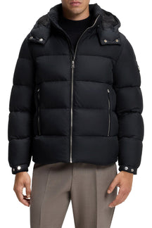 Vue avant sur modèle du manteau d’hiver matelassé noir avec glissière et poches zippées pour homme par HUGO BOSS