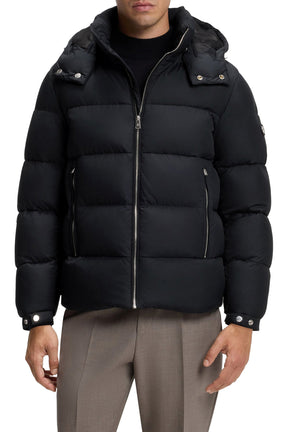 Vue avant sur modèle du manteau d’hiver matelassé noir avec glissière et poches zippées pour homme par HUGO BOSS
