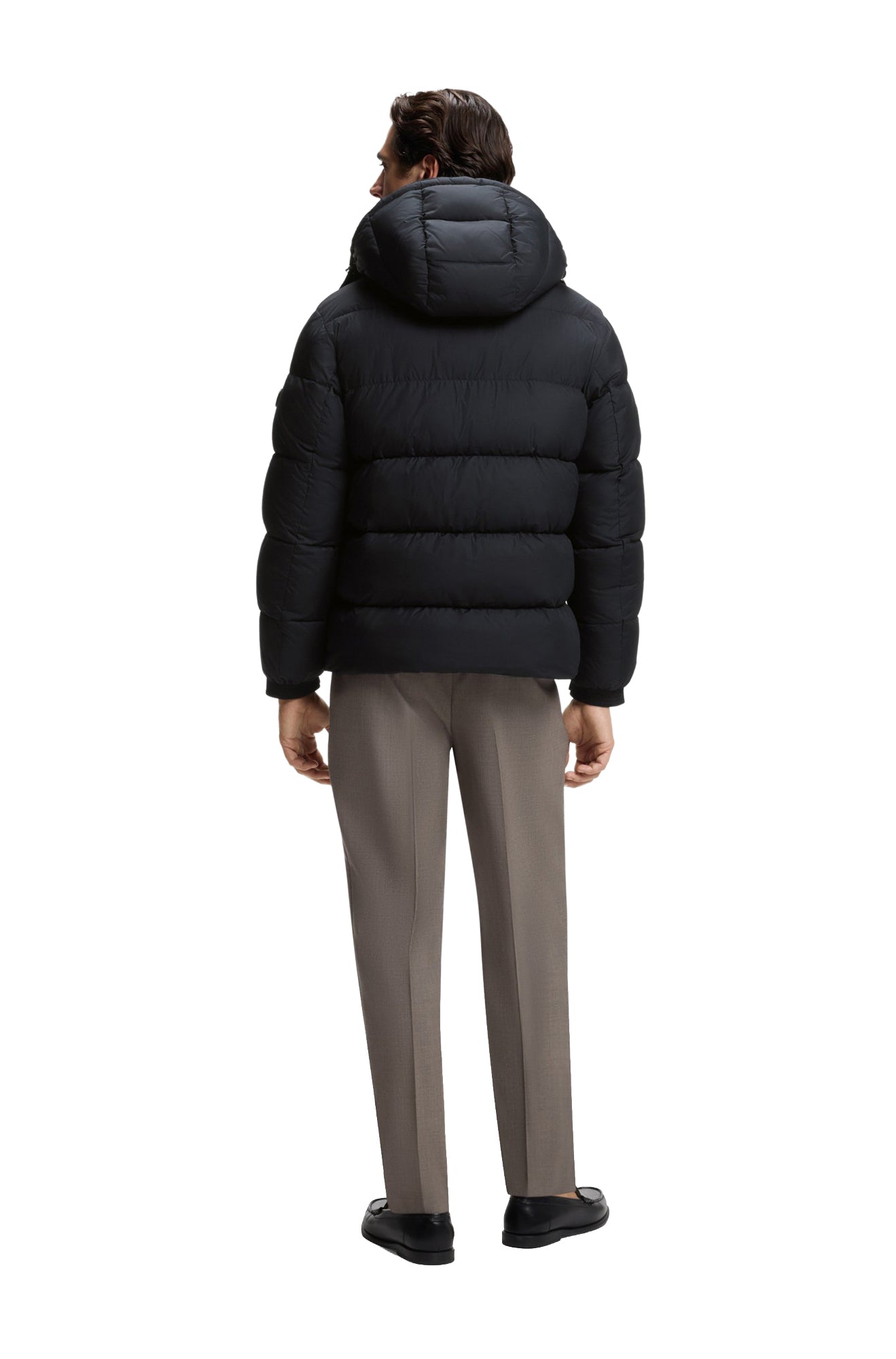 Vue arrière du manteau d’hiver matelassé noir à capuchon avec piqûres horizontales pour homme par HUGO BOSS