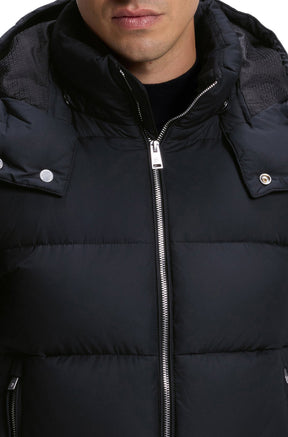 Gros plan avant du manteau d'hiver matelassé noir avec col et glissière métal pour homme par HUGO BOSS