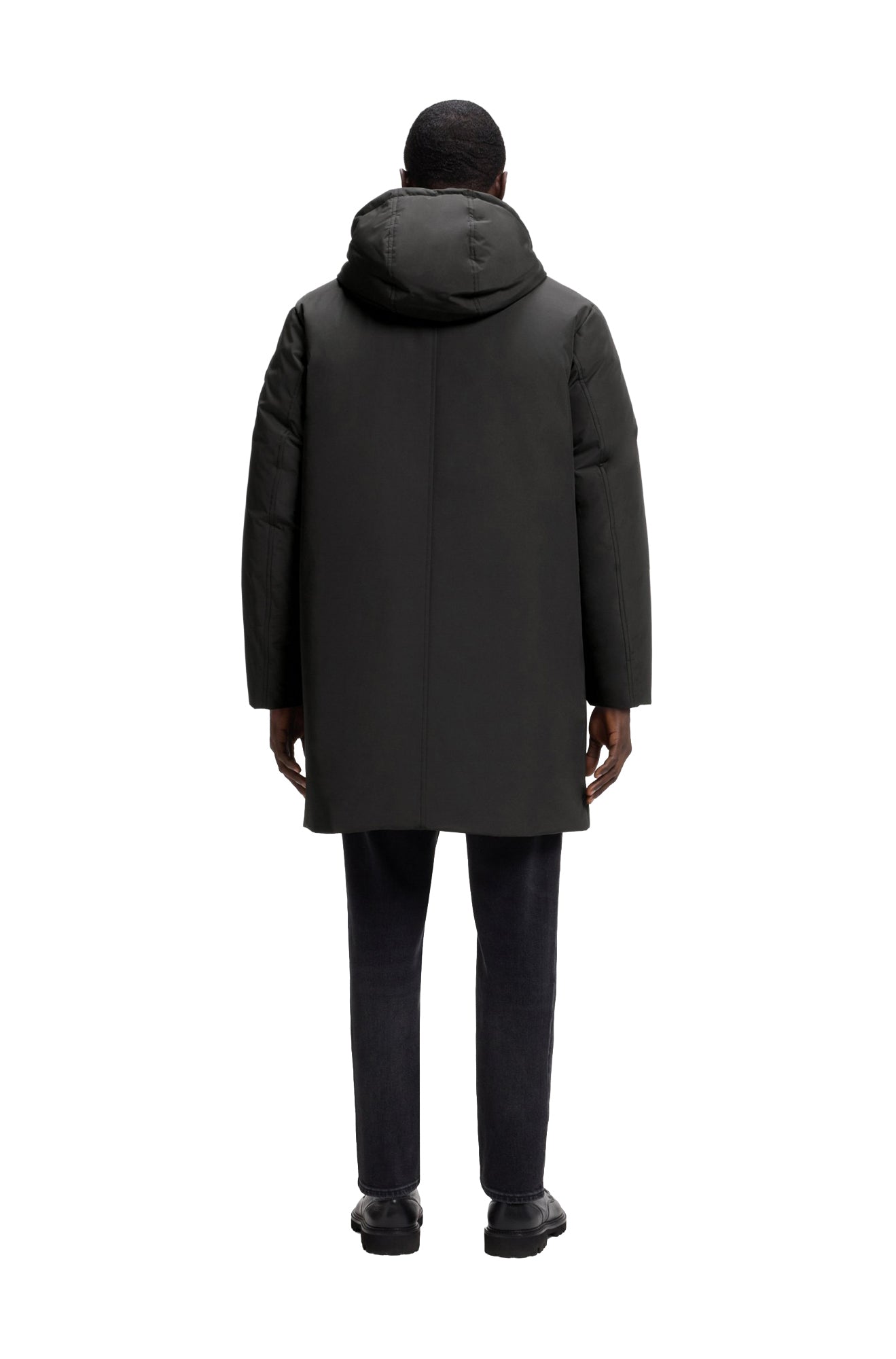 Vue arrière du manteau d'hiver noir porté, coupe longue droite et grand capuchon matelassé pour homme par HUGO BOSS