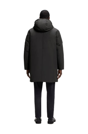Vue arrière du manteau d'hiver noir porté, coupe longue droite et grand capuchon matelassé pour homme par HUGO BOSS