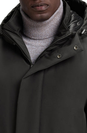Manteau d'hiver noir avec col haut, glissière, patte à boutons et doublure lustrée pour homme par HUGO BOSS, en gros plan