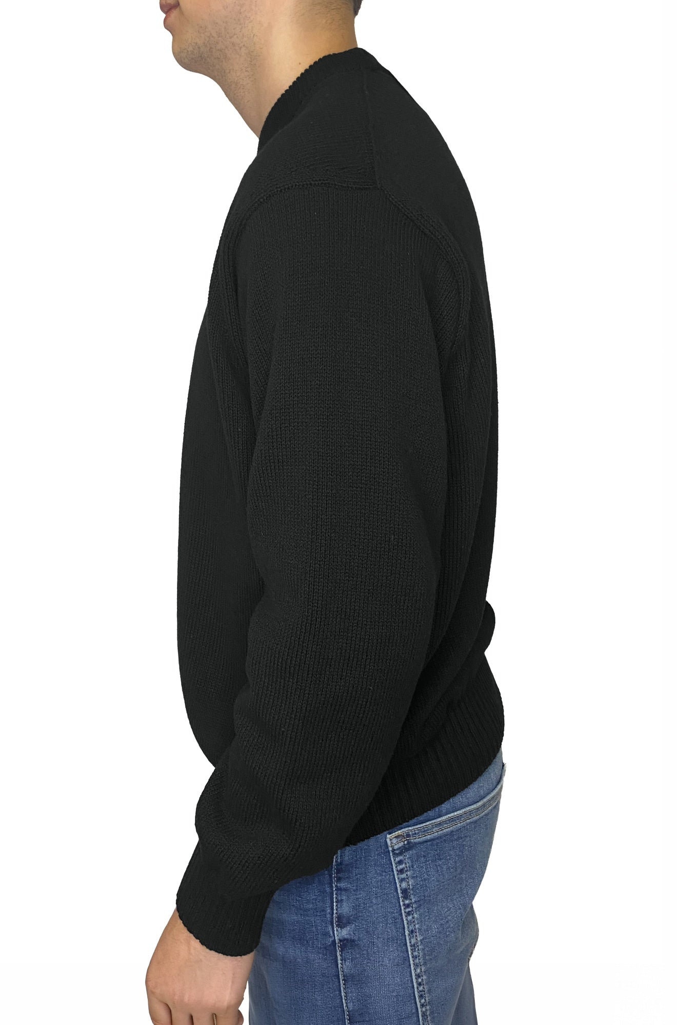 Vue de côté d’un chandail en tricot à manches longues noir à col rond avec manche longue pour homme par HUGO BOSS