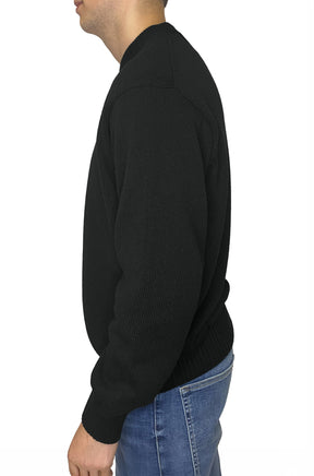 Vue de côté d’un chandail en tricot à manches longues noir à col rond avec manche longue pour homme par HUGO BOSS