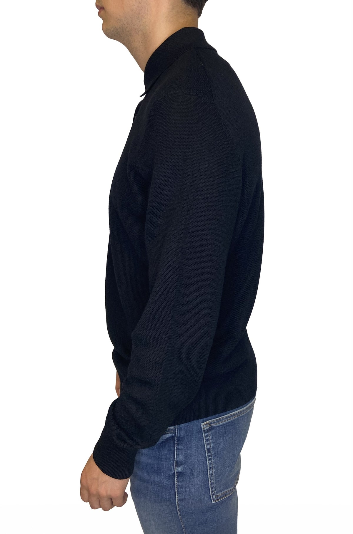 Polo noir en tricot à manches longues avec poignet et bande côtelés pour homme par HUGO BOSS, vue de côté