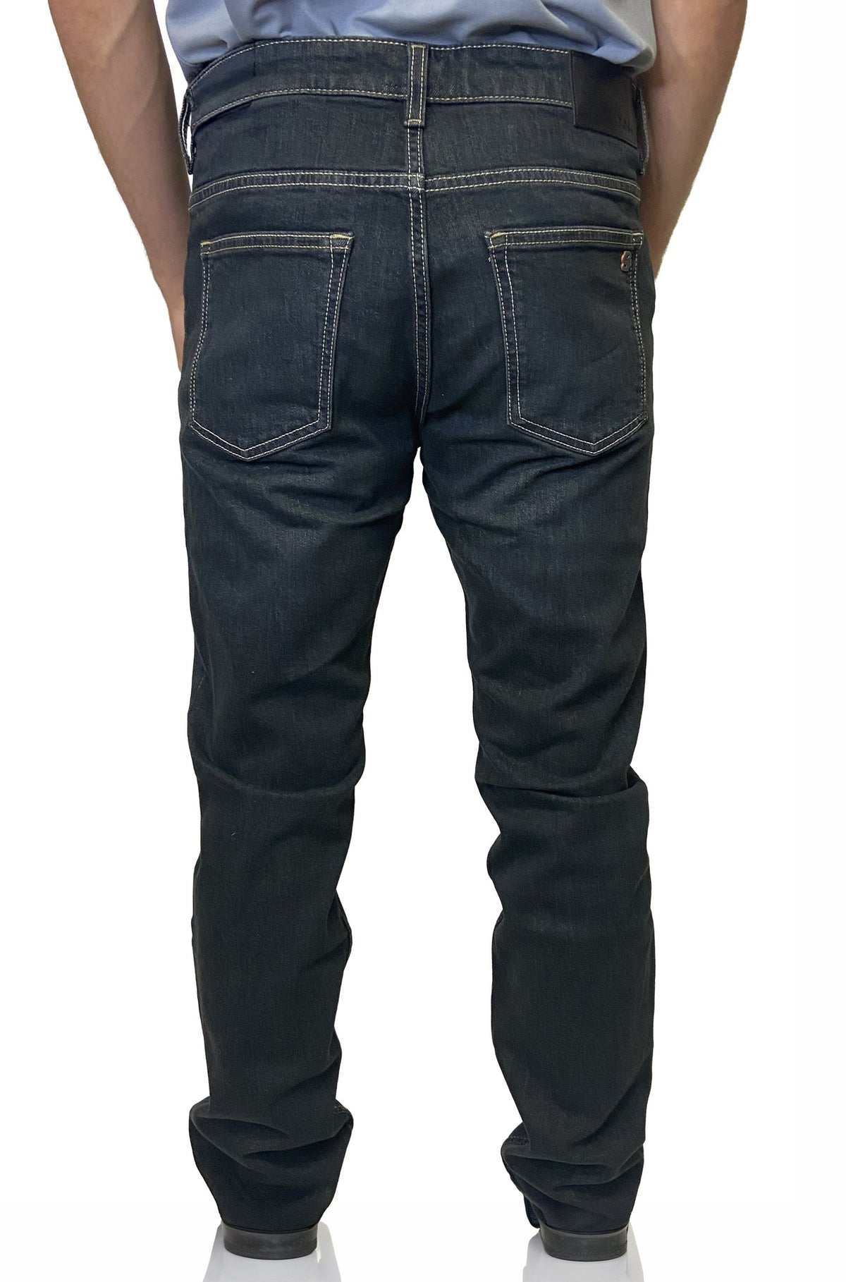 Vue arrière du jean droit indigo foncé avec poches appliquées, passants et surpiqûres pour homme par HUGO BOSS