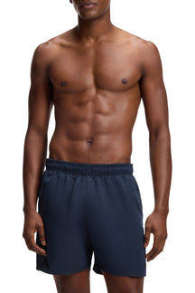 Short maillot marine à taille élastique et petit logo pour homme par HUGO BOSS, vue avant sur mannequin