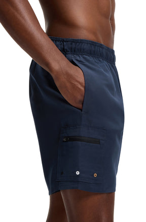 Détail côté du short maillot marine avec poche main, poche cargo et fermeture éclair noire pour homme par HUGO BOSS