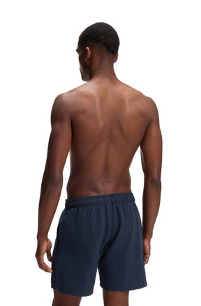 Vue arrière sur mannequin du short maillot marine à taille élastique pour homme par HUGO BOSS