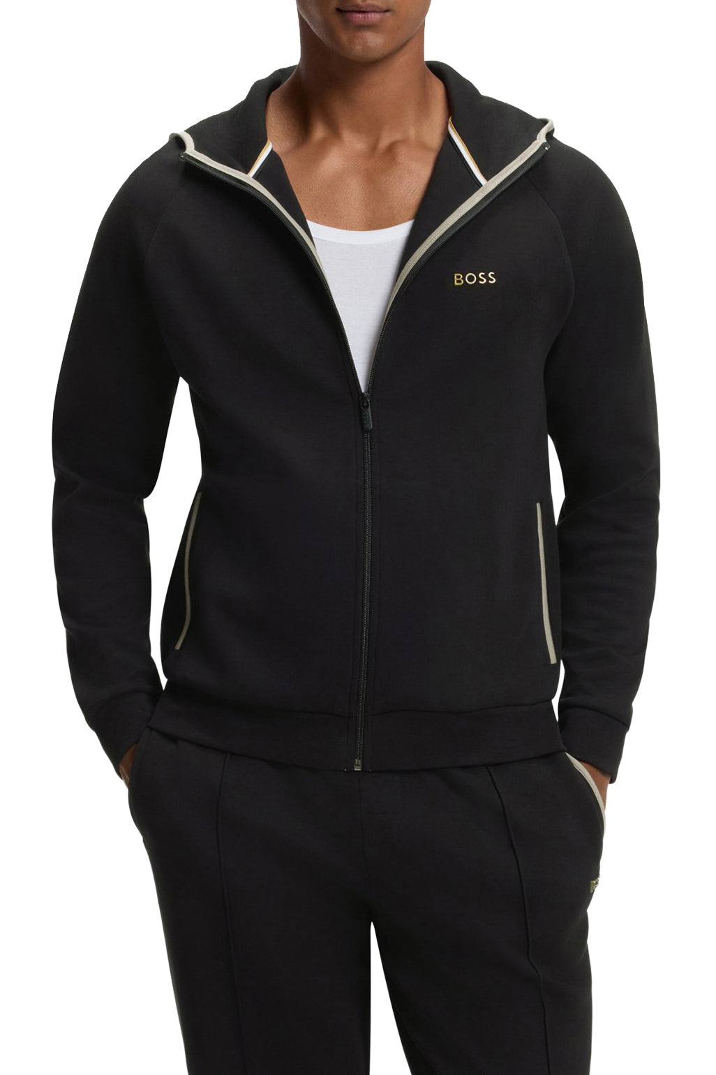 Vue de face du veste à zip à capuchon zippé noir avec bordure beige, poches et logo doré pour homme par HUGO BOSS