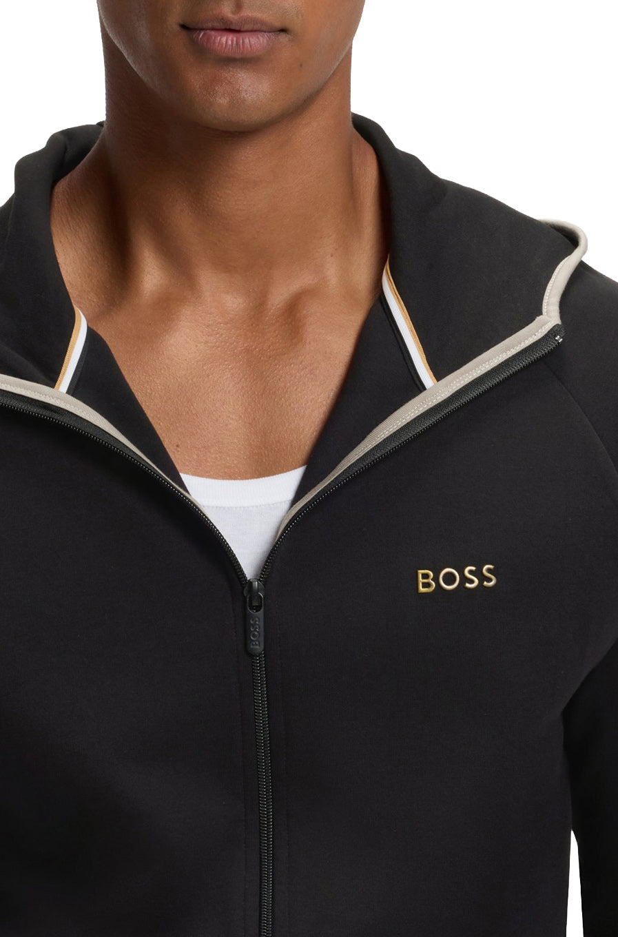 Col du veste à zip à capuchon noir avec bordure beige et fermeture éclair pour homme par HUGO BOSS, en gros plan