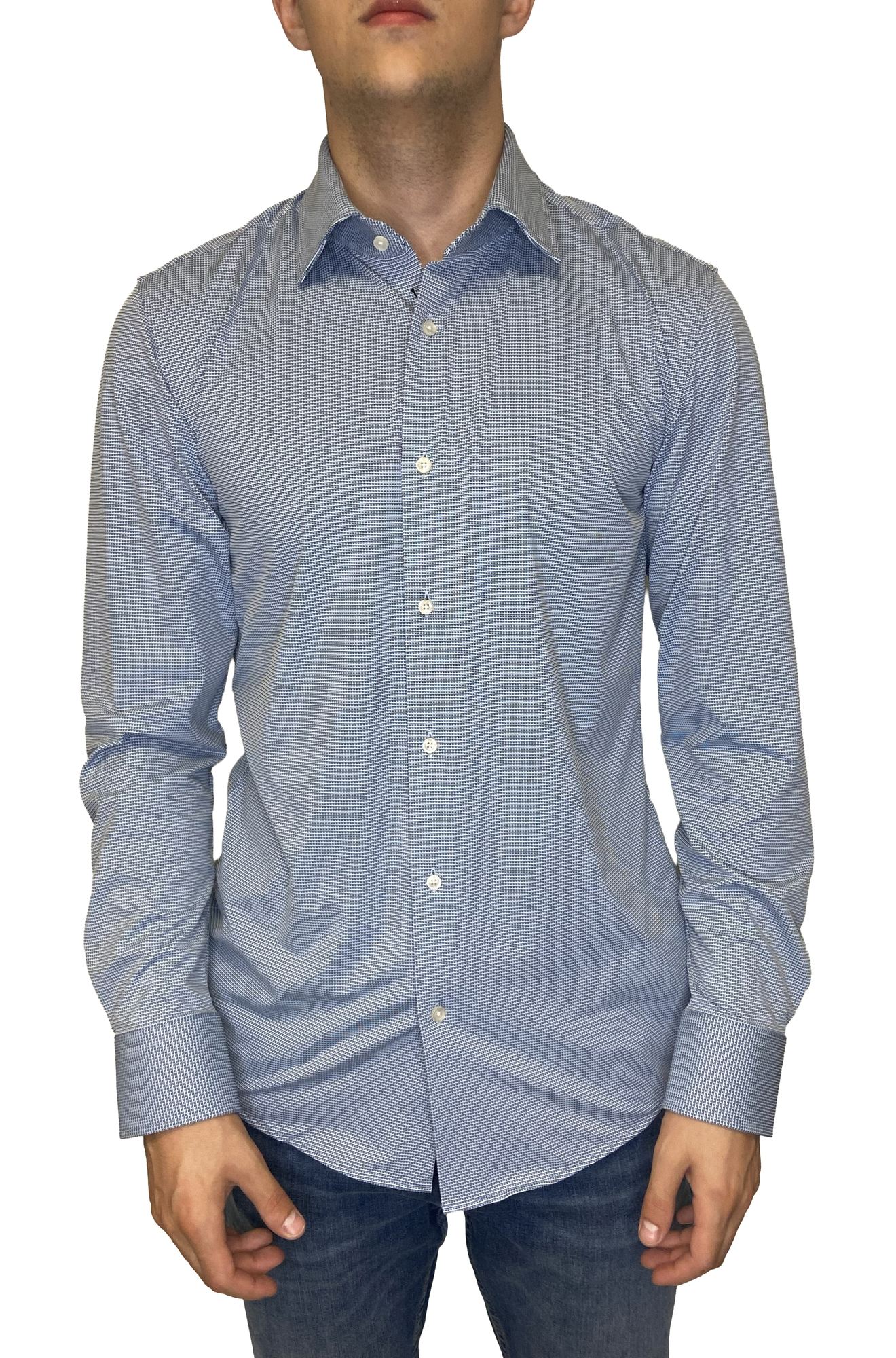 Vue avant d’un chemise à manches longues bleu pâle à microcarreaux, col pointu et boutons blancs pour homme par HUGO BOSS