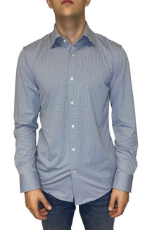 Vue avant d’un chemise à manches longues bleu pâle à microcarreaux, col pointu et boutons blancs pour homme par HUGO BOSS