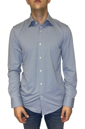 Vue avant d’un chemise à manches longues bleu pâle à microcarreaux, col pointu et boutons blancs pour homme par HUGO BOSS