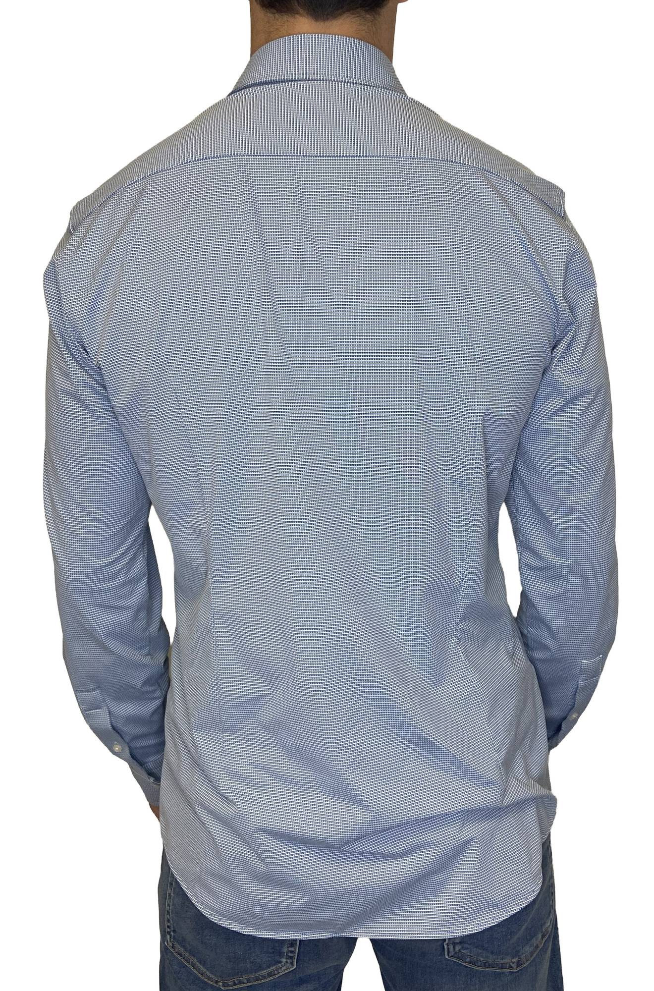 Vue arrière du chemise à manches longues bleue pâle à microcarreaux, empiècement aux épaules pour homme par HUGO BOSS