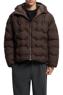 Manteau d'hiver matelassé brun foncé à capuchon et poches zippées pour homme par HUGO BOSS, vue avant sur mannequin