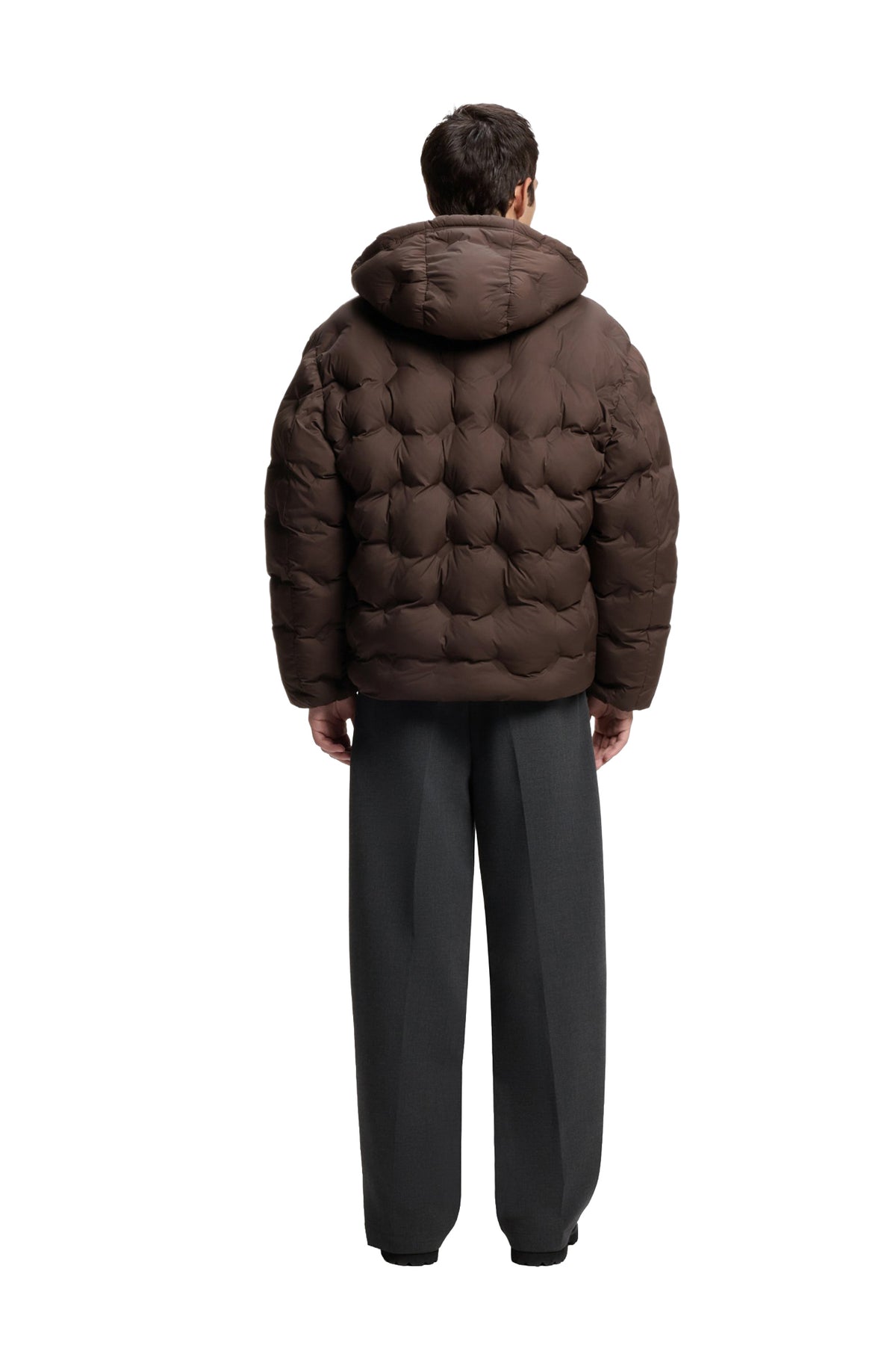 Vue de dos du manteau d'hiver matelassé brun foncé à capuchon, avec matelassage géométrique gonflé pour homme par HUGO BOSS
