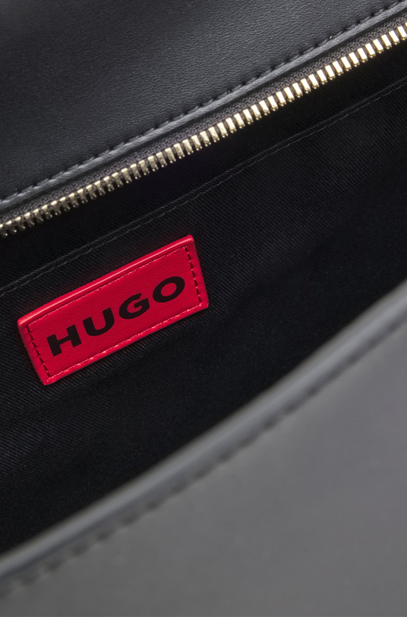 Détail intérieur du sac fourre-tout noir avec doublure noire et glissière dorée pour femme par HUGO BOSS