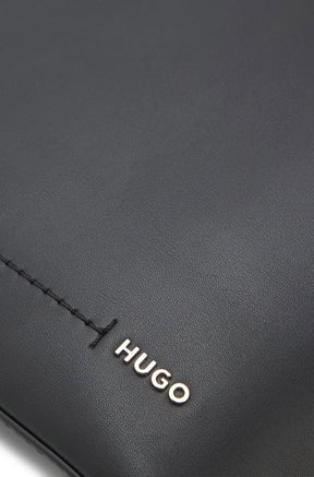Extérieur du sac noir à grain subtil, couture et petit logo HUGO argenté pour femme par HUGO BOSS, en gros plan
