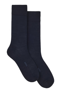 Deux bas habillés bleu marine foncé à côtes, avec poignets unis et petits logos BOSS, vue produit pour homme par HUGO BOSS