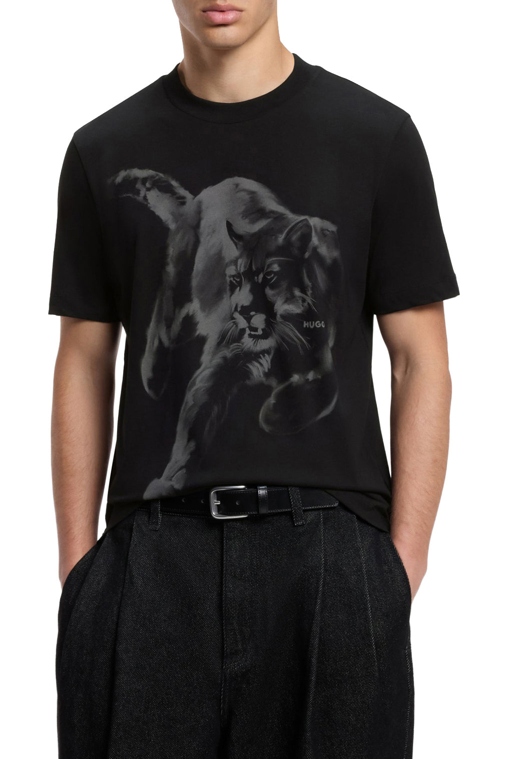 Vue avant rapprochée d’un T-Shirt manches courtes noir à col rond avec motif puma gris ton sur ton pour homme par HUGO BOSS