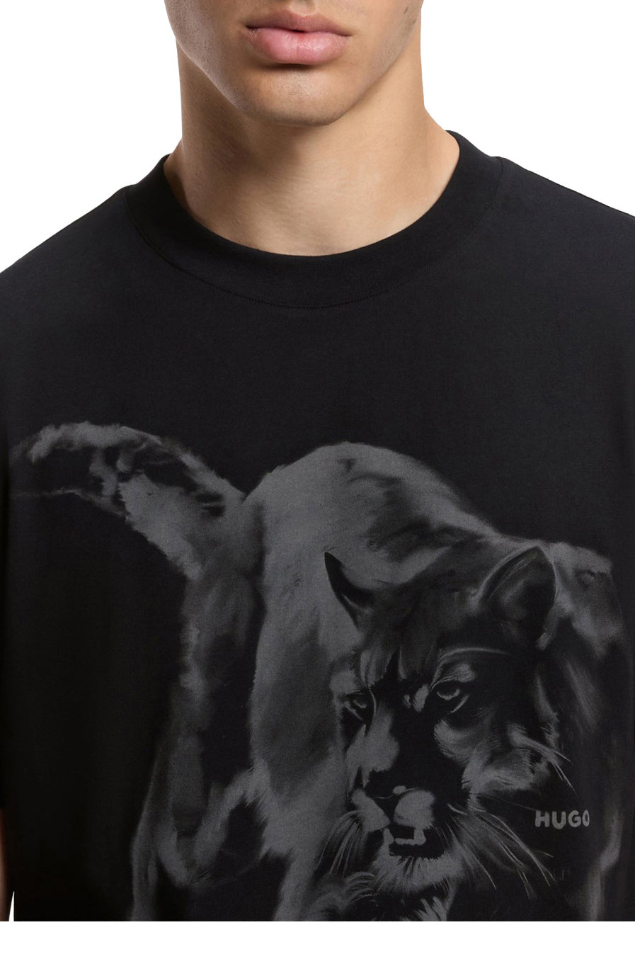 Détail du col rond du T-Shirt manches courtes noir et du haut du motif puma gris avec texte HUGO pour homme par HUGO BOSS