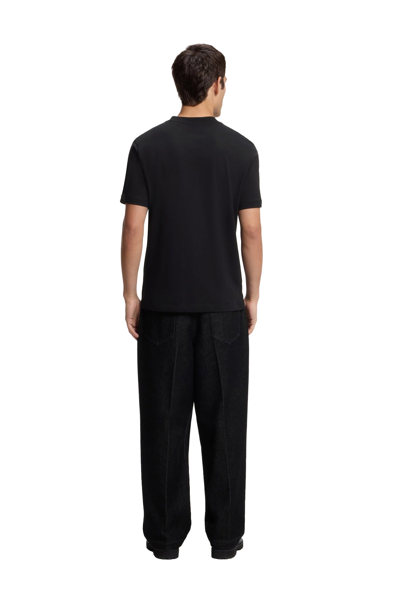 Vue arrière sur mannequin d’un T-Shirt noir uni à manches courtes, col rond et ourlet droit pour homme par HUGO BOSS