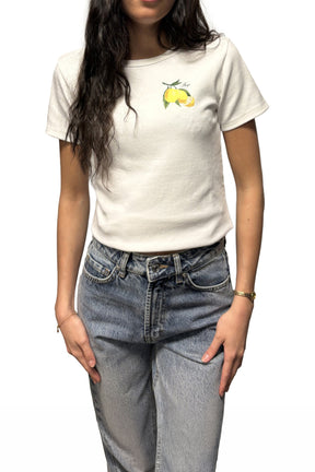 Vue de face rapprochée du t-shirt blanc cassé à col rond avec motif de citrons jaunes pour femme par HUGO BOSS
