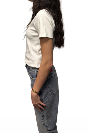 T-shirt blanc cassé à col rond avec manche courte et couture latérale pour femme par HUGO BOSS, vue de côté