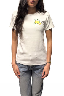 Vue de face du t-shirt blanc cassé à manches courtes avec petit motif de citrons jaunes pour femme par HUGO BOSS