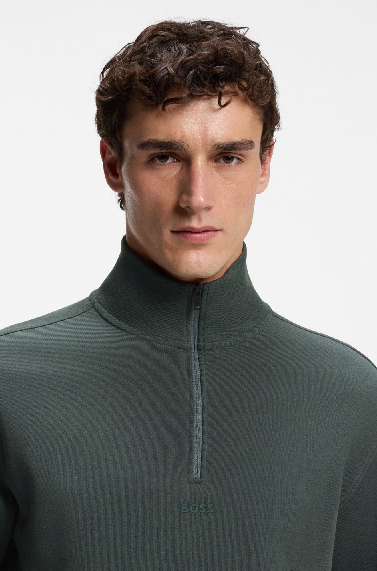 Chandail vert foncé à demi-fermeture éclair avec col montant et fermeture pour homme par HUGO BOSS, en gros plan