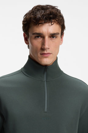 Chandail vert foncé à demi-fermeture éclair avec col montant et fermeture pour homme par HUGO BOSS, en gros plan