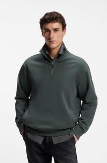 Chandail à demi-fermeture éclair molletonné vert foncé porté de face avec col montant pour homme par HUGO BOSS