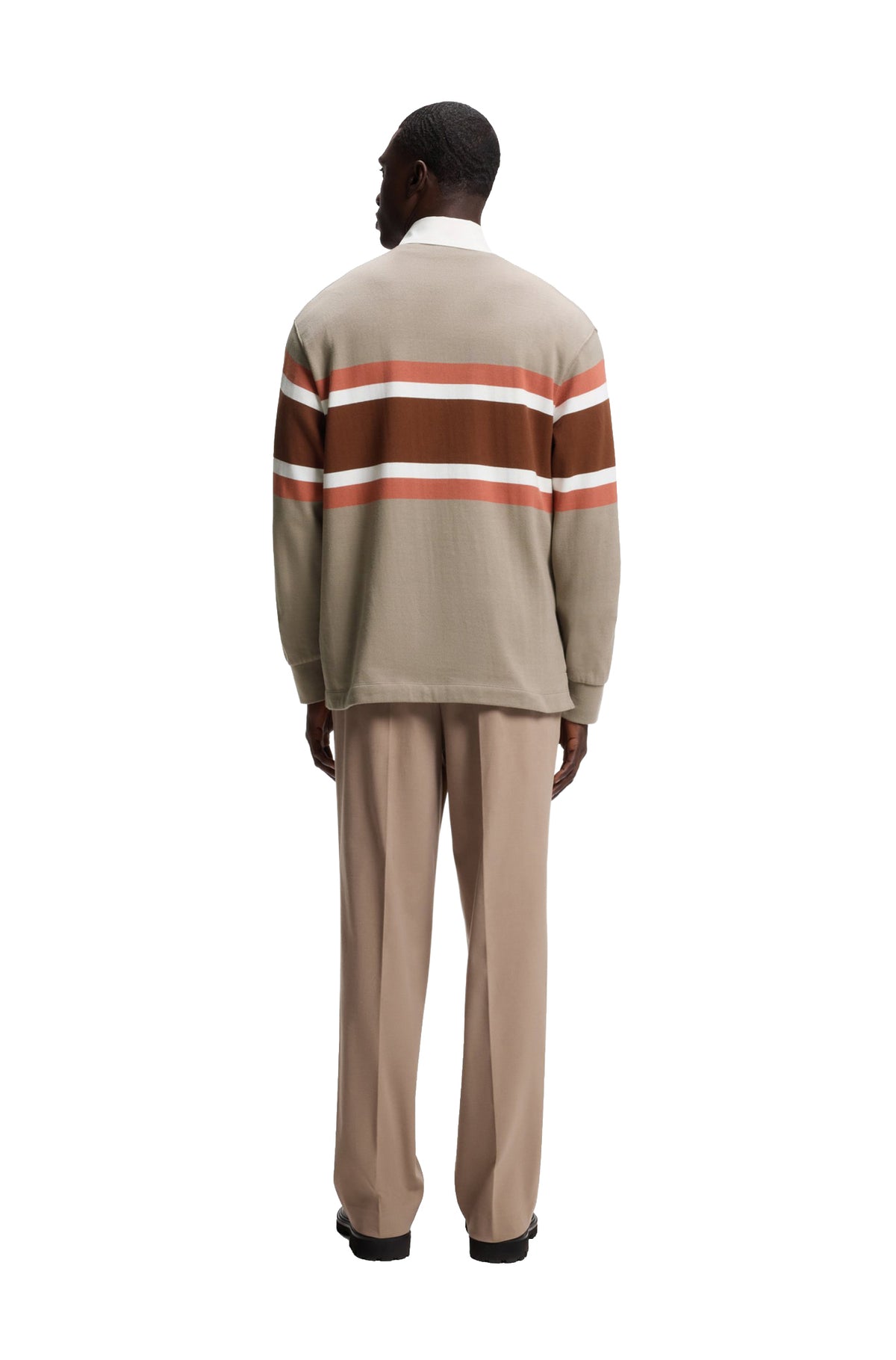 Vue arrière sur mannequin du polo beige à manches longues avec larges rayures pour homme par HUGO BOSS