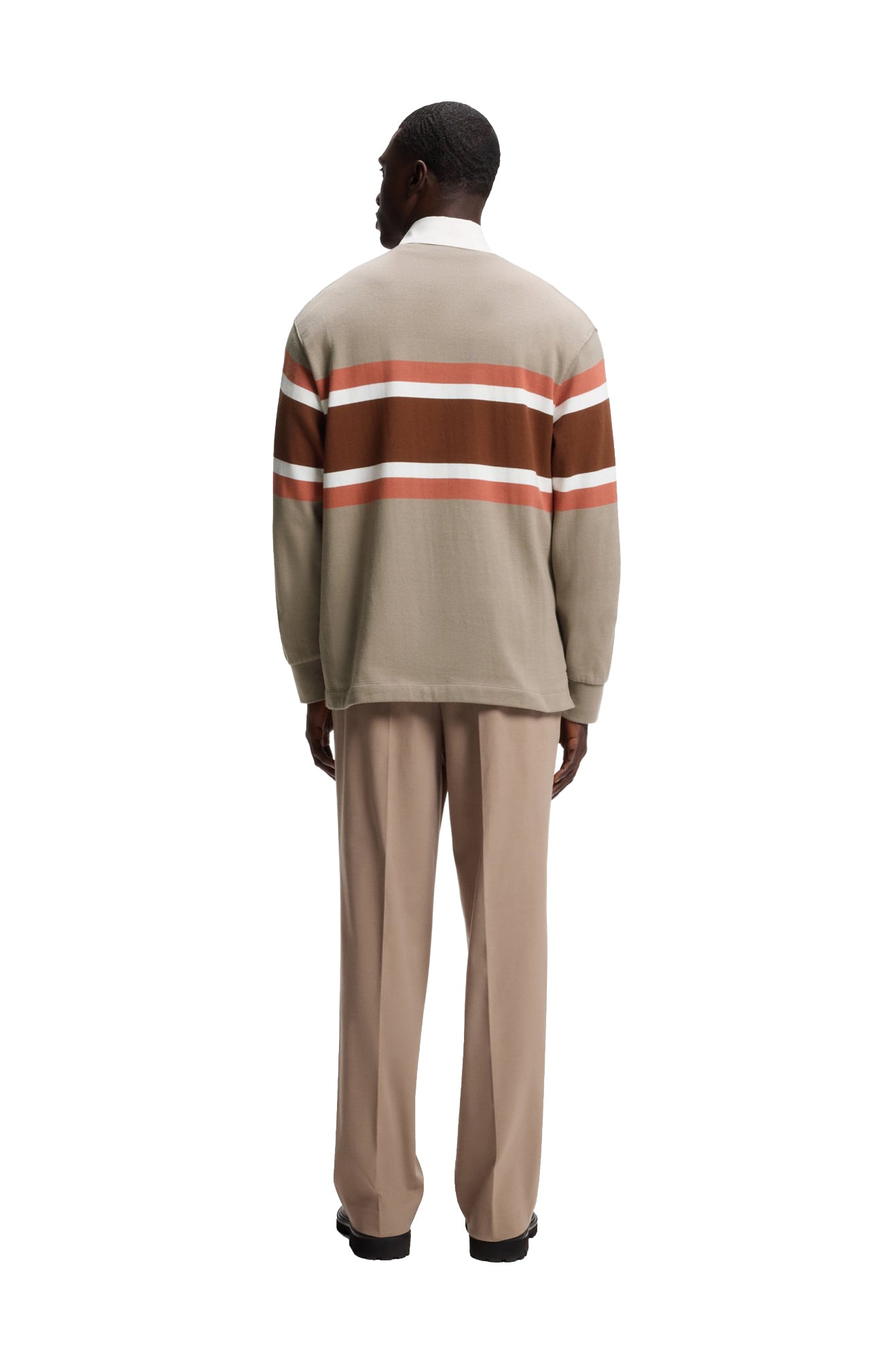 Vue arrière sur mannequin du polo beige à manches longues avec larges rayures pour homme par HUGO BOSS