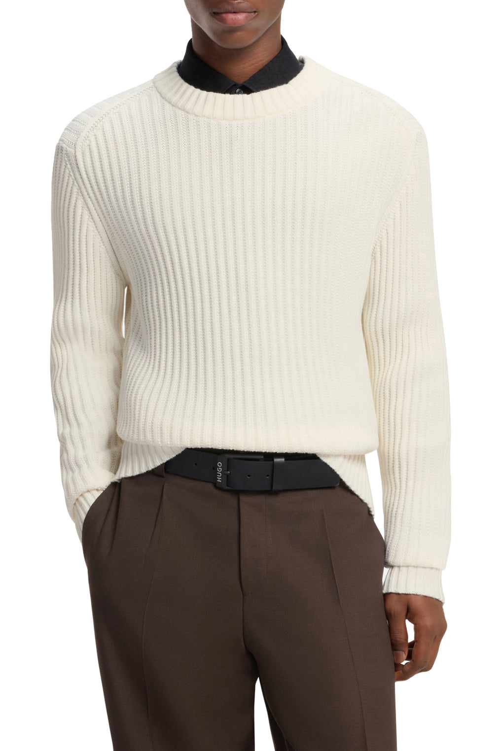 Chandail tricot côtelé blanc cassé à col rond et manches longues pour homme par HUGO BOSS, vue de face sur mannequin