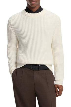 Chandail tricot côtelé blanc cassé à col rond et manches longues pour homme par HUGO BOSS, vue de face sur mannequin