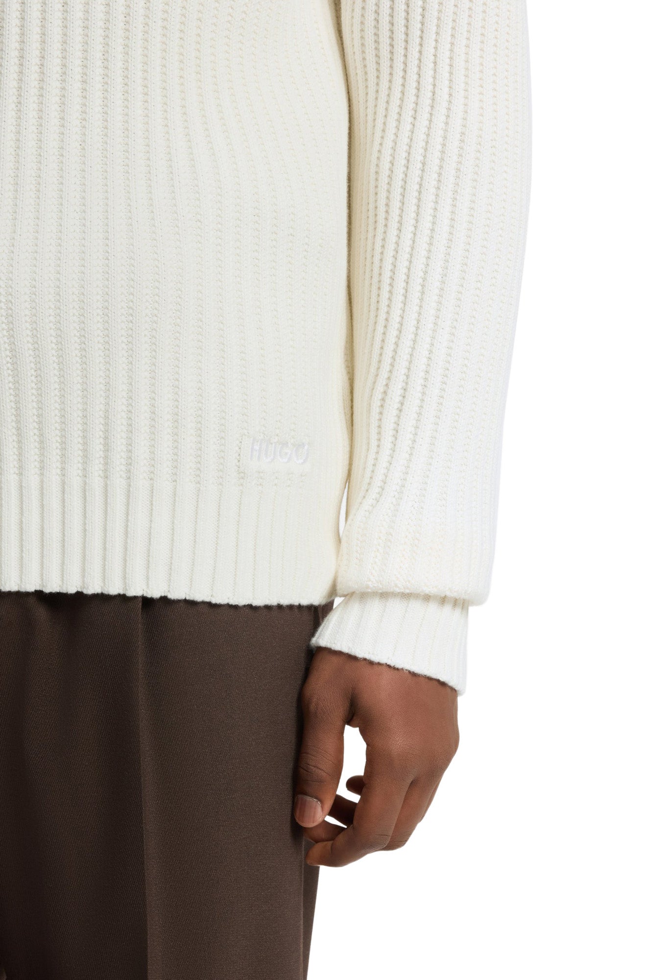 Bas et poignet du tricot blanc cassé côtelé avec logo HUGO ton sur ton pour homme par HUGO BOSS, en gros plan