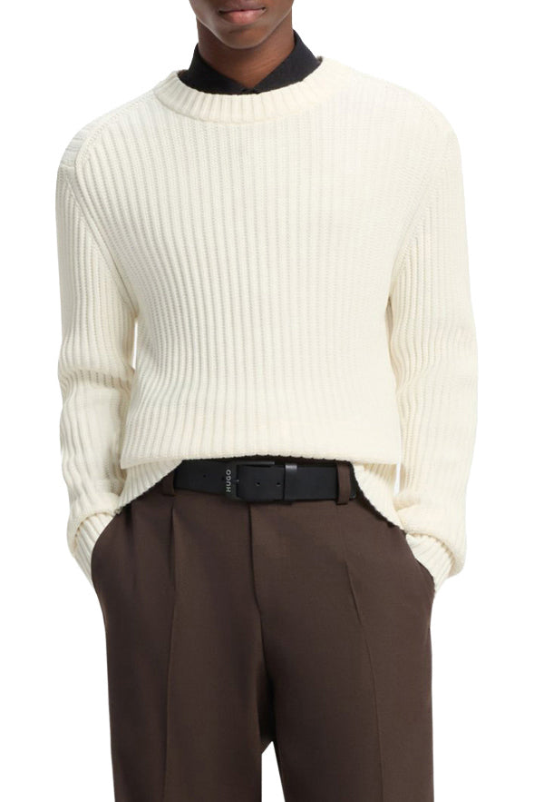 Vue de face recadrée du chandail tricot côtelé blanc cassé à col rond et manches longues pour homme par HUGO BOSS