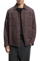 Vue avant sur modèle de la surchemise pied-de-poule brun et noir avec col, boutons et poches pour homme par HUGO BOSS