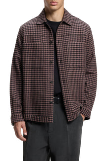 Vue avant sur modèle de la surchemise pied-de-poule brun et noir avec col, boutons et poches pour homme par HUGO BOSS