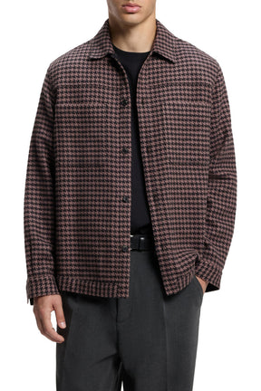 Vue avant sur modèle de la surchemise pied-de-poule brun et noir avec col, boutons et poches pour homme par HUGO BOSS